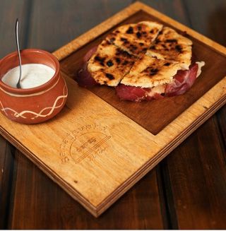 Sendvič sa suvim vratom fetom i paradajzom u somunu