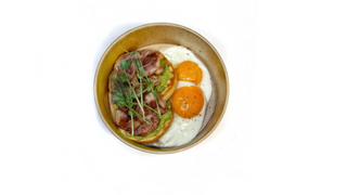 Tost z guacamole i boczkiem i jajkami