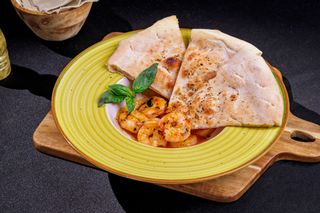 Creveți la tigaie cu sos de vin și unt cu busuioc