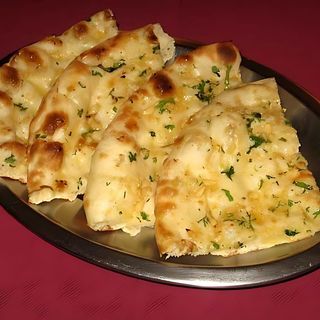 Pão indiano com queijo e alho