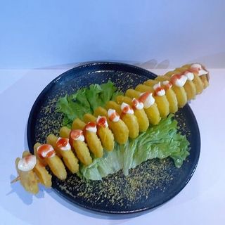 Spiedino di patate spirale fritto fried spiral potato skewer