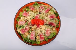 Салат "Цезарь" со стейком из тунца (1 пор.)