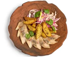 Оселедець із картоплею та маринованою цибулею (250g)