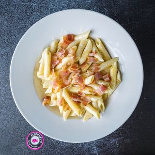 Pasta Carbonara (penne) + koka kola (330ml) - AKCIJA