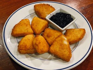 Queso Frito Y Mermelada De Arándanos