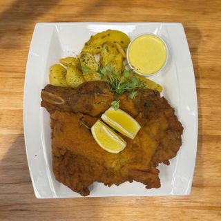 Șnițel vienez cu cartofi natur și sos olandez