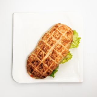 Sendvič s piletinom, sir, majonezom i rajčicom