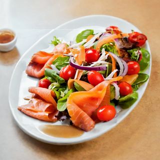 Ensalada De Dadito De Salmón Con Nueces Garrapiñadas