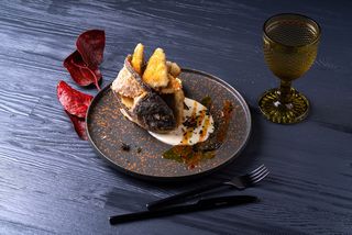 Хрустящие ломтики дорадо с соусом Sweet Chili