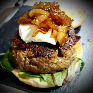 63. Hamburguesa con philadelphia, cebolla caramelizada y patatas