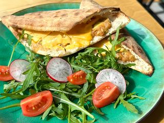 Гаряча піта з тунцем