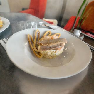 Ensaladilla de ventresca y langostinos