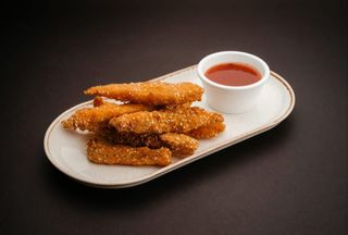 Crispy cu cartofi prajiti si sos iute