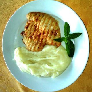 Piept pui la grătar, cartofi piure si salata de varza 200/150/100g