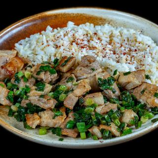 Свински гърдички със зелен лук/праз и пилаф (350г)