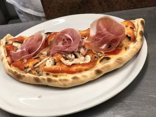 Mozzarella, salsiccia, uova, funghi