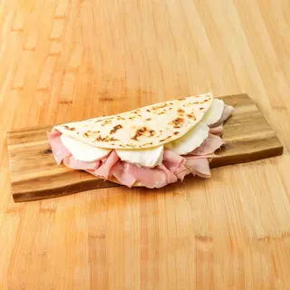 Piadina con cotto arrosto, bufala campana, zucchine, patè di olive