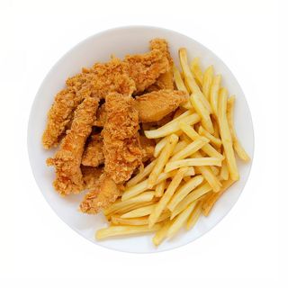 Tiras de pollo frito con patatas fritas