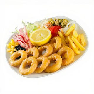 Ración De Calamares Con Patatas Y Ensalada