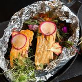 გამომცხვარი ორაგული ალუმინის ფურცელში ბოსტნეულით