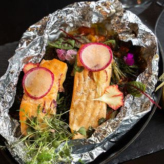 გამომცხვარი ორაგული ალუმინის ფურცელში ბოსტნეულით