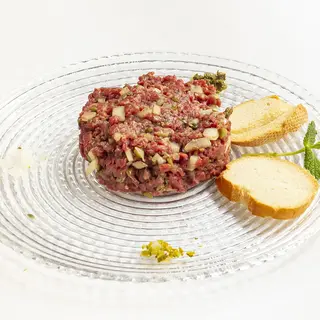 Steak tartar de solomillo preparado al momento 