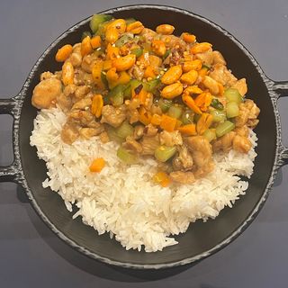 Riso coperto con pollo （宫保鸡丁盖饭）