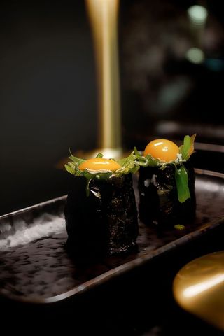 Gunkan de anguila y yema de codorniz