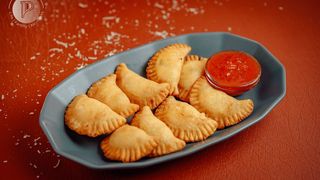 Чебупелли с сыром и томатным соусом