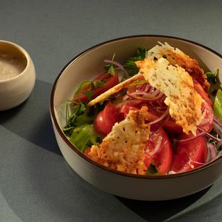 კიტრის და პომიდვრის სალათი თხილის პასტით და სულგუნის ჩიფსით