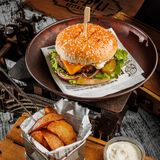 Сheeseburger din pui + cartofi taranesti