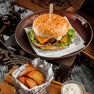 Сheeseburger din pui + cartofi taranesti