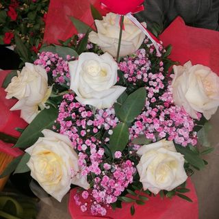 Ramo de  media docena de rosas blancas