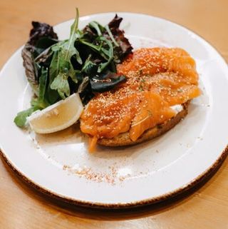 Тост с лососем и авокадо