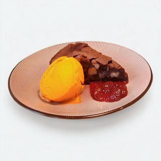 Pastel de chocolate con nueces y sorbtete de mandarina