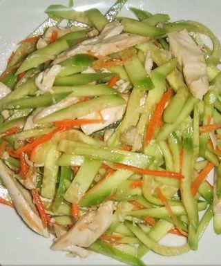 6. Салата от пилешко с краставици и моркови на ленти (300г)