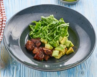 Салат із карамелізованою курячою печінкою (200г)