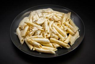 Pasta sa piletinom i karijem