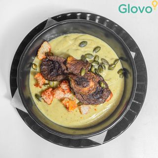 Krem z cukinii z chipsem warzywnym