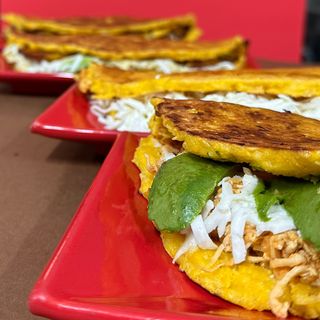 CACHAPA POLLO MECHADO