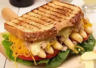 Sándwich Vegetal Con Atún