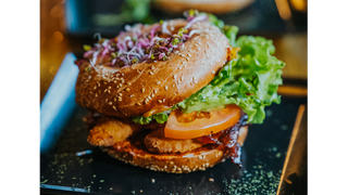 Bajgiel z polędwiczkami