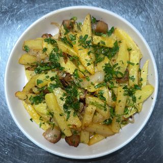 Картопля смажена на салі з цибулею 