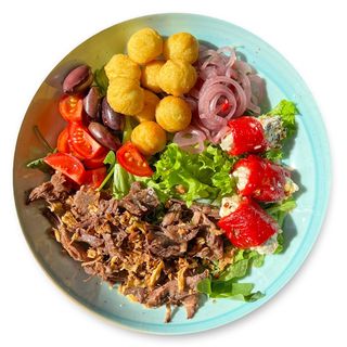 Теплий салат з томленою яловичиною (360 г)