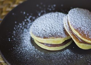 Pancake con Nutella e zucchero a velo