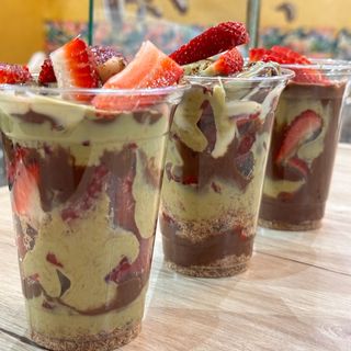 Strawberry Cups kunafa pistache 