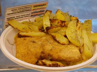 Cotoletta di pollo con contorno patate al forno o fritte o insalata