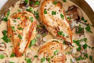 Bifinhos de Frango com Natas e Cogumelos com Batata Frita