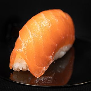 Нігірі лосось (60г)