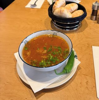 Ciorba de vacuta  + chifla & ardei iute